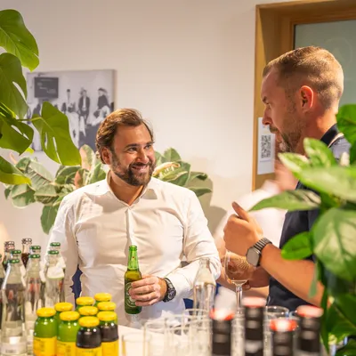 Networking-Drinks an der Bar